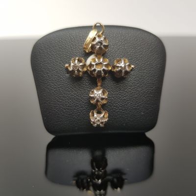 une croix dorée sur un fond noir avec un arrière-plan blanc