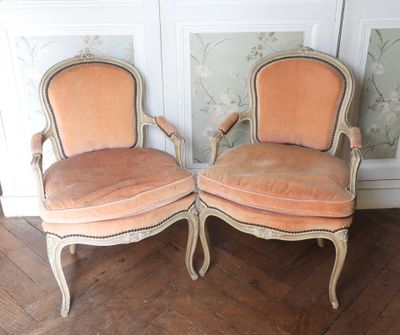 paire de chaises anciennes de style français, dont les assises sont recouvertes de velours rose