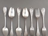 six cuillères et six fourchettes disposées en rangée