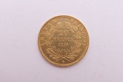 gros plan d'une pièce d'or sur une surface blanche