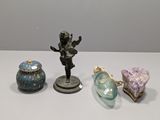 trois petites figurines posées les unes à côté des autres sur une table
