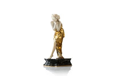 une statue de femme assise sur une table