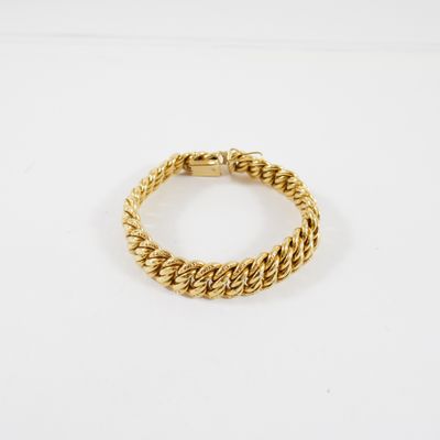 un bracelet en or avec un motif de tresse sur fond blanc