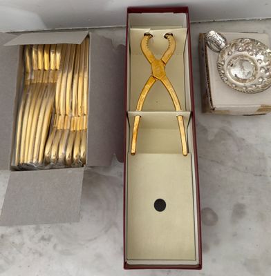 une boîte contenant une paire de ciseaux
