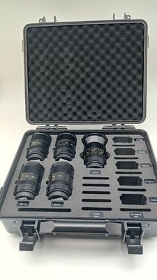 un étui contenant plusieurs objectifs d'appareil photo