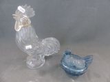 deux figurines en verre représentant un coq et un oiseau