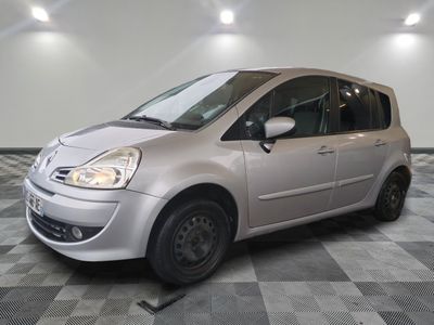 la photo d'une petite voiture argentée garée dans un garage