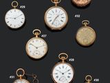 Plusieurs modèles différents de montres de poche sont présentés sur un fond noir