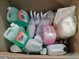 une boîte en carton remplie de nombreux produits d'entretien de toutes sortes