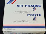 une boîte d'avions « Air France Poste » posée sur une surface noire