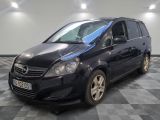 la photo d'une camionnette noire garée sur un sol en damier