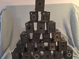 une pile d'appareils photo anciens empilés les uns sur les autres