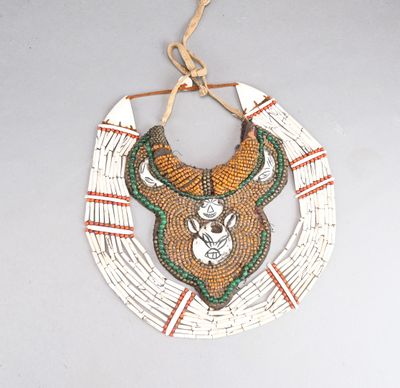 collier en perles représentant une tête de cerf sur fond blanc