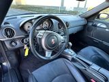 l'intérieur d'une voiture avec un volant et des commandes sur le tableau de bord
