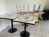 une table sur laquelle sont posées de nombreuses assiettes