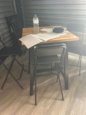 une table sur laquelle se trouvent une bouteille d'eau et un livre