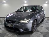 la voiture grise est garée sur un sol en damier dans le garage