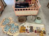 un caddie rose posé par terre et rempli d'articles