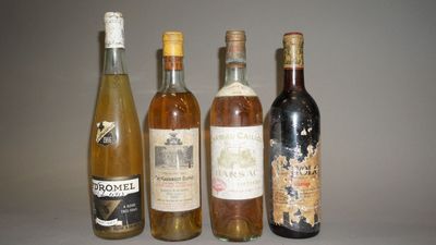 plusieurs bouteilles de vin sont alignées sur une table