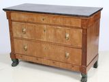 une commode en bois avec un plateau en marbre