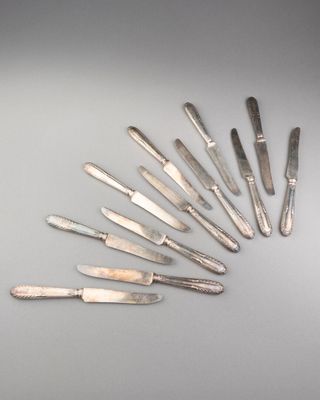 Suite de douze COUTEAUX à décor de torsades feuillagées