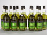 six bouteilles de liqueur de thé vert sont alignées en rang