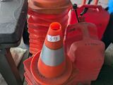 une pile de cônes orange et blancs posés sur une borne d'incendie