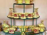 de nombreux vases et bols posés sur une étagère posée sur une table