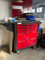 1 servante d'outillage avec visseuse, perceuse