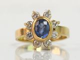 une photo en gros plan d'une bague sertie d'une pierre bleue