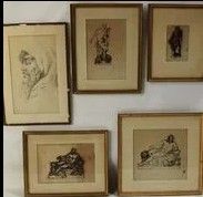 six dessins encadrés représentant des personnes dans diverses poses, accrochés au mur