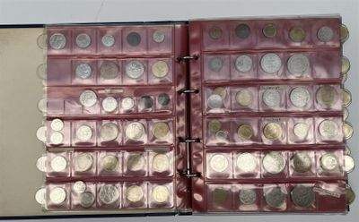 un livre ouvert dans lequel se trouvent plusieurs pièces de monnaie