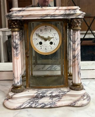 Pendule portique en marbre blanc légèrement rosé et veiné gr…