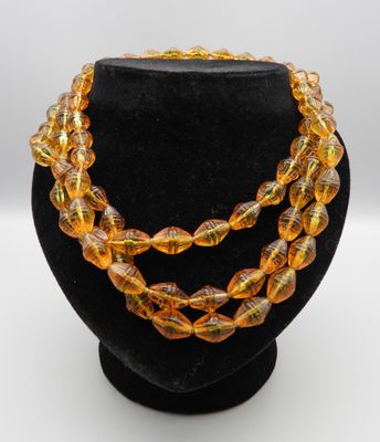 Tchécoslovaquie , Sautoir vers 1925 en perles de verre moulé…