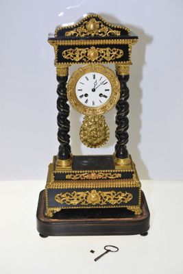Pendule NAPOLEON III à 4 colonnes torsadées (manque globe et…