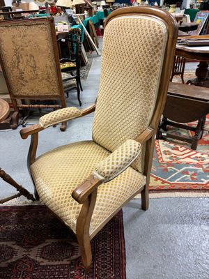 une chaise qui se trouve au milieu d'une pièce