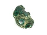 une image montrant un gros plan d'une bague ornée d'yeux verts