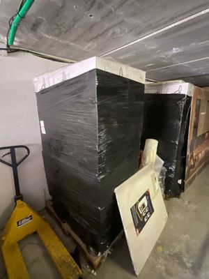 une pile de boîtes sur une palette dans un entrepôt