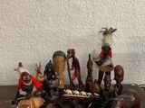 un grand nombre de figurines sur une table