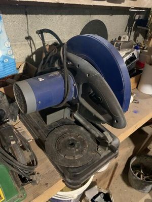 une photo d'un garage encombré où s'entassent de nombreux outils