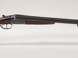 un gros plan d'un fusil posé sur un support transparent, sur une surface blanche