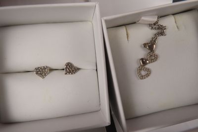 Lot comprenant : 1 collier en argent à motifs de cœurs et 1 …