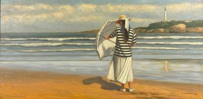 un tableau représentant un homme debout sur la plage, tenant un parapluie