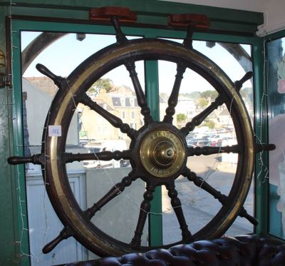 un volant à l'intérieur d'un wagon