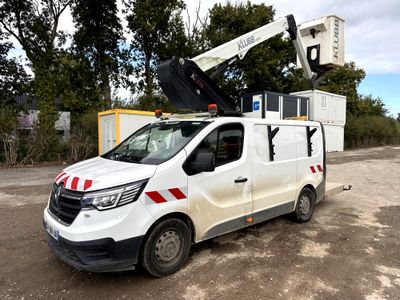 un camion blanc avec une grue à l'arrière