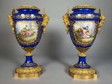 paire de vases bleus et dorés ornés de figures peintes