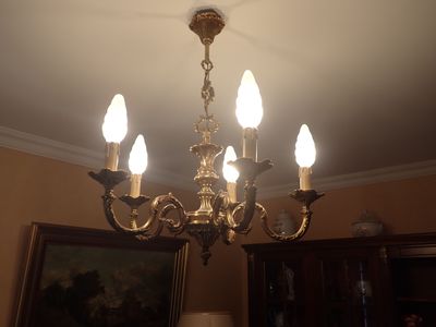 une photo d'un lustre à cinq lumières dans une pièce