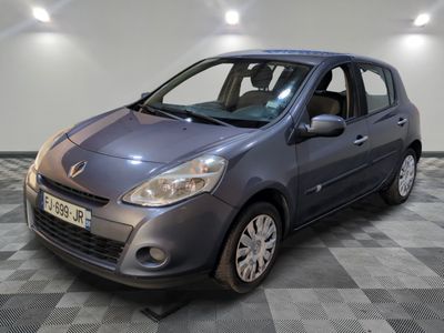 la voiture grise est garée sur un sol en damier dans le garage