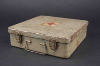Boite First Aid de Vehicule. Caisse en metal grand modele.