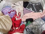 un sac blanc rempli de vêtements et d'autres objets
